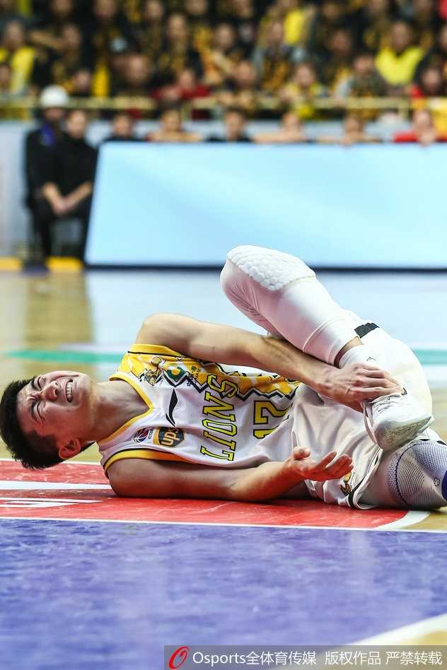 激战夜殇:孙铭徽痛苦倒地,广厦复仇战突生波澜 镜头特写孙铭徽倒地瞬间,他双手痛苦地捂住面部,受伤的脚踝呈不正常角度,汗水瞬间浸湿了他的发丝