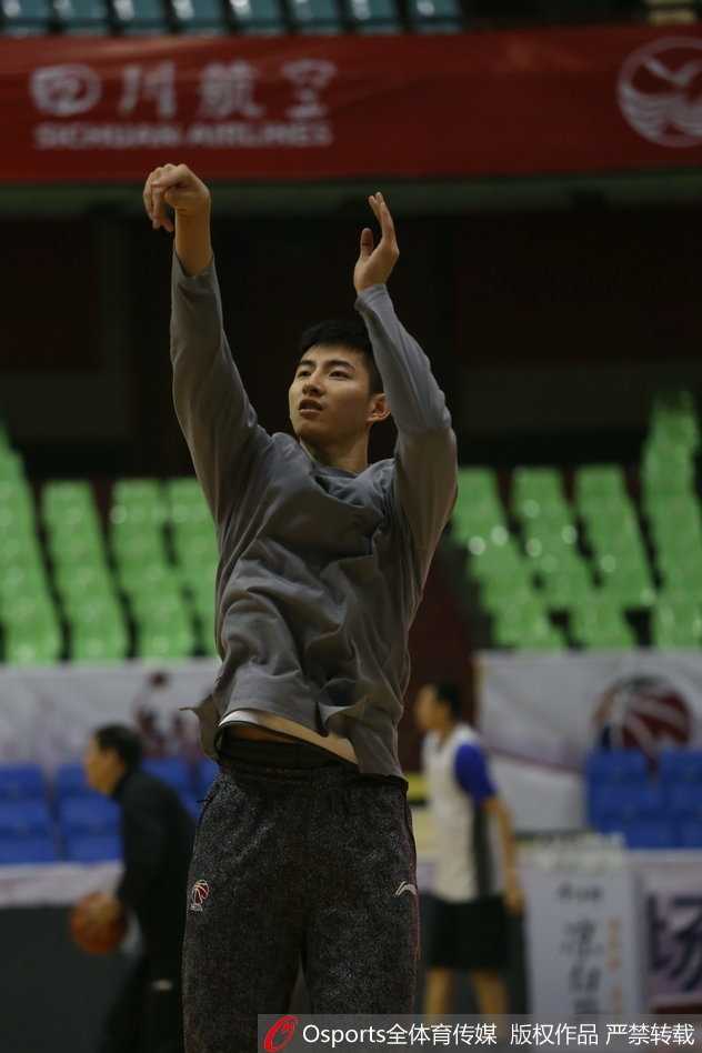 广州队年轻球员在训练间隙擦汗补水，眼神中透露出对即将到来比赛的渴望和专注。