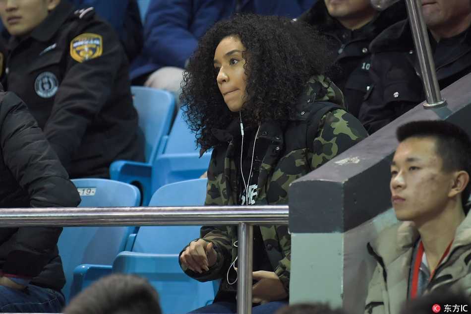 火箭旧将重逢春城 韦弗爱妻场边助威成暖心风景 看台上的韦弗妻子难掩紧张情绪,双手轻轻托腮,仿佛在为丈夫的每一次投篮而默默祈祷,这一刻,赛场上的激烈对抗与她眼里的柔情形成了动人的对比。