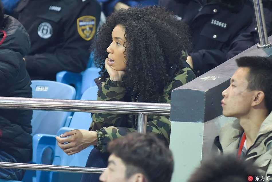 火箭旧将重逢春城 韦弗爱妻场边助威成暖心风景 比赛结束后,韦弗的妻子依然坐在看台上,眼神中或许有一丝对结果的遗憾,但更多的是对丈夫拼搏精神的赞许,她正准备起身,去拥抱那个今晚战斗到最后一刻的英雄。