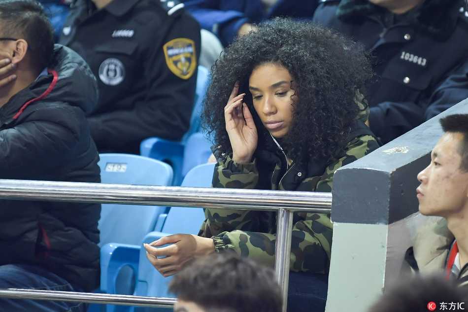火箭旧将重逢春城 韦弗爱妻场边助威成暖心风景 中场休息时,韦弗的妻子拿起手机,或许是想记录下这一刻的心情,又或是向远方亲友分享现场的热烈气氛,她脸上淡淡的微笑,仿佛是对丈夫最大的鼓励。