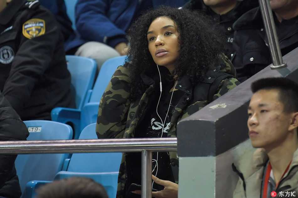 火箭旧将重逢春城 韦弗爱妻场边助威成暖心风景 韦弗的妻子全神贯注地凝视着赛场方向,周围球迷的喧嚣仿佛与她隔绝,此刻她的心中只有对爱人最纯粹的支持,那一抹鲜艳的围巾恰如她火热的内心。
