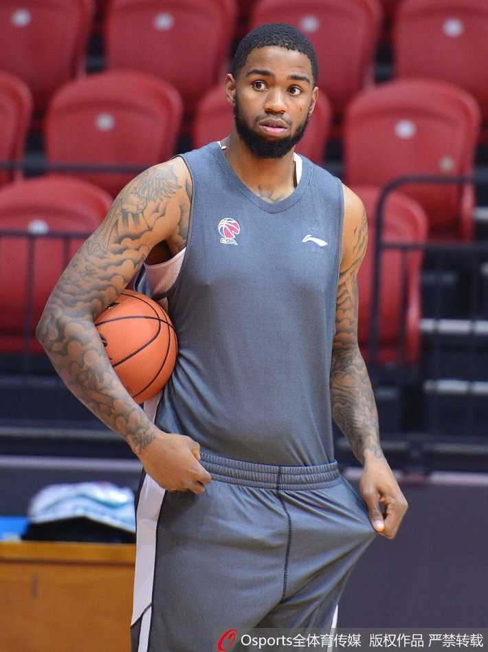 肖恩朗低位背打时表情狰狞，身体对抗中肌肉紧绷，球衣被扯出褶皱，训练师在场边大声指挥着跑位