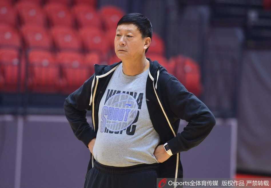 训练结束后肖恩朗独自加练折返跑，空旷的体育馆里只有他急促的喘息声，背景墙上卫冕冠军的旗帜格外醒目