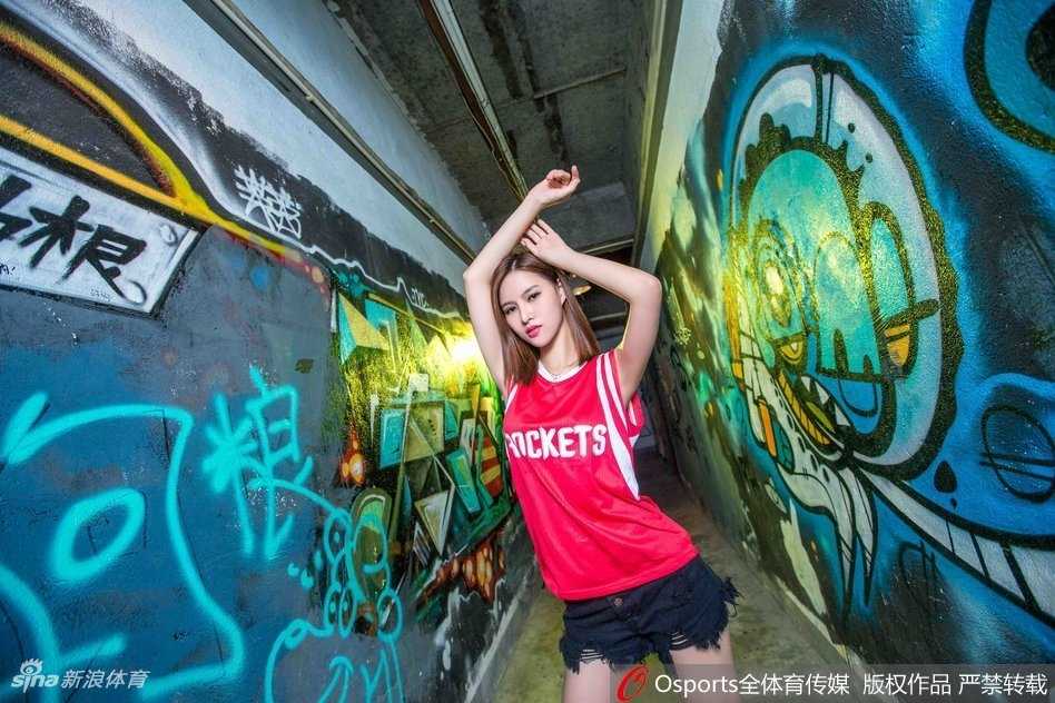 女球迷高举着精心制作的应援牌，上面写着对周琦的祝福。在异乡的赛场上，这份来自祖国的支持显得尤为珍贵和温暖。