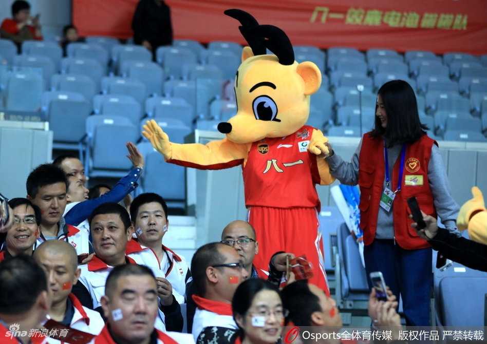 火箭精神燃情看台:八一男篮吉祥物与球迷的难忘互动 八一火箭吉祥物张开双臂与看台前排的小球迷击掌,巨大的火箭头套在灯光下显得格外亮眼,孩子们兴奋地伸出小手,场面温馨又热闹