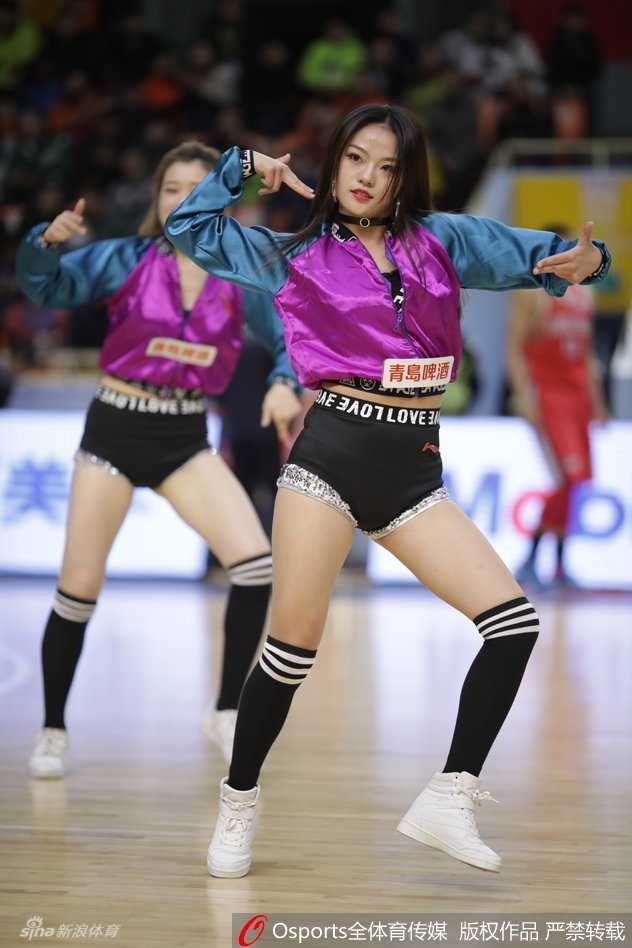 火红春节里的旗袍精灵:辽宁啦啦宝贝热舞助威,传统与性感的完美碰撞 辽宁啦啦宝贝集体亮相,她们身着喜庆红装,身材傲人,在欢快的节奏中送上新春祝福,将中国传统节日的喜庆与赛场的澎湃活力一同点燃。