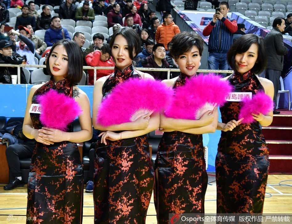 火红春节里的旗袍精灵:辽宁啦啦宝贝热舞助威,传统与性感的完美碰撞 身姿曼妙的啦啦队员身着火红旗袍,高开衩设计下大长腿若隐若现,她在舞台上轻盈旋转,姿态优美得如同冬日里绽放的红梅,既古典又时尚。