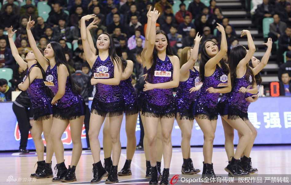 鲜艳红裙摆动，修长美腿吸睛，舞者身姿摇曳，宛如火焰精灵。