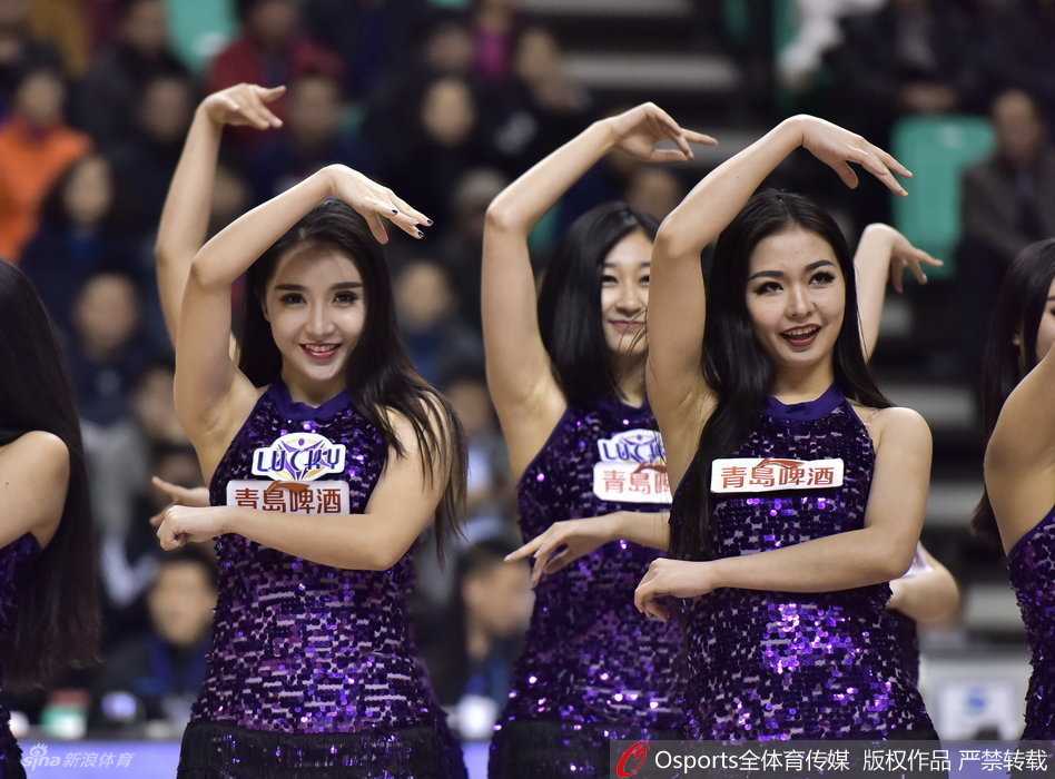 舞者们配合无间，笑容灿烂，颜值超高，瞬间点燃全场热情。