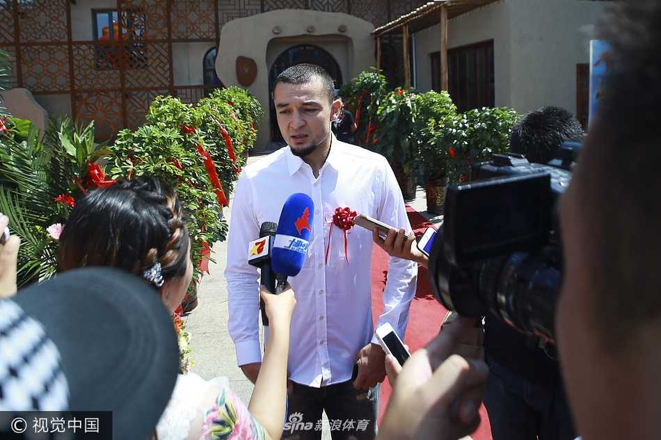 新疆男篮队友可兰白克与阿不都沙拉木亲临现场为好兄弟站台