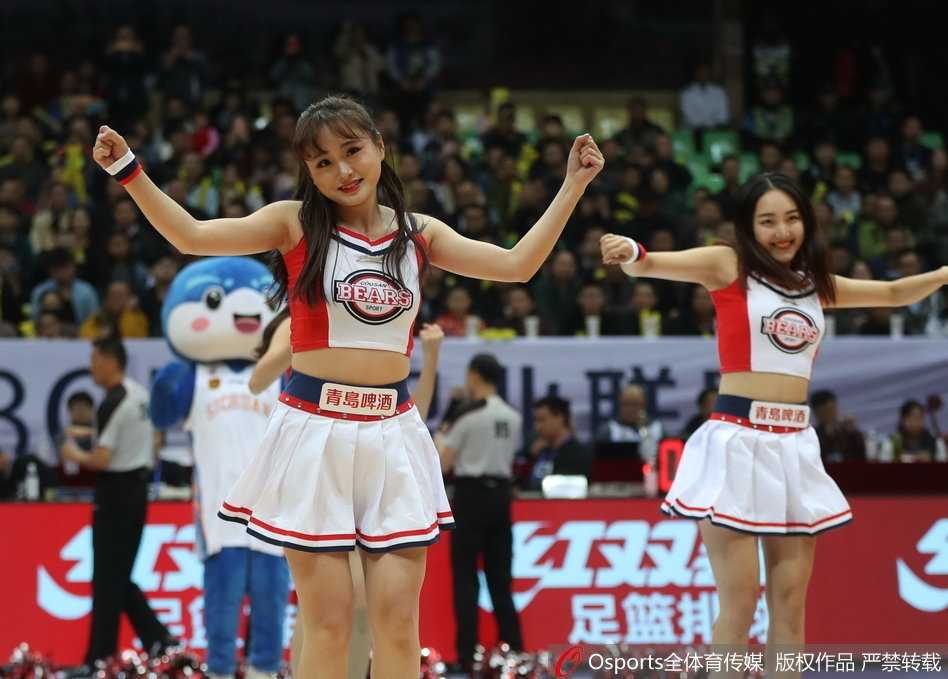 热力四射 天府篮球宝贝闪耀赛场 特写镜头下,一位宝贝回眸一笑,汗水闪烁着光芒,青春活力与专业神采令人过目难忘