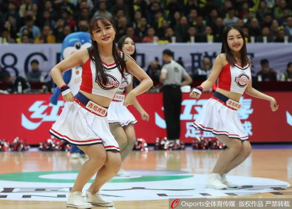 热力四射 天府篮球宝贝闪耀赛场 动感节拍中,篮球宝贝们整齐划一地跃起,修长身姿与灿烂笑容瞬间点燃全场热情