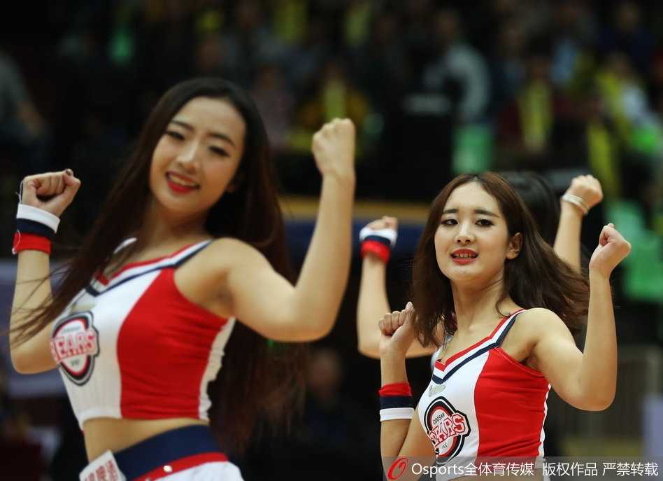 热力四射 天府篮球宝贝闪耀赛场 赛场中央,宝贝们手持金色花球,队形变换精准流畅,高难度的托举动作引来阵阵喝彩