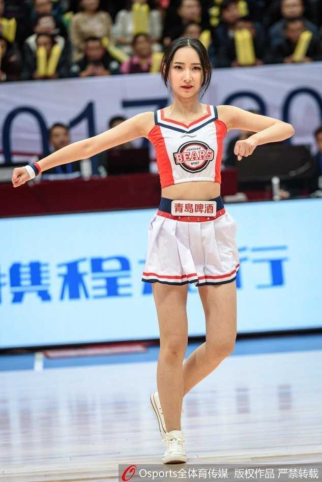 热力四射 天府篮球宝贝闪耀赛场 即使是候场的间隙,宝贝们脸上依然挂着标志性的微笑,相互鼓励,准备为下一次暂停奉献精彩表演