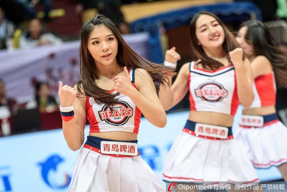 热力四射 天府篮球宝贝闪耀赛场 表演结束,宝贝们向观众致意,自信的步伐和挺拔的姿态,成为了赛场边最美的风景