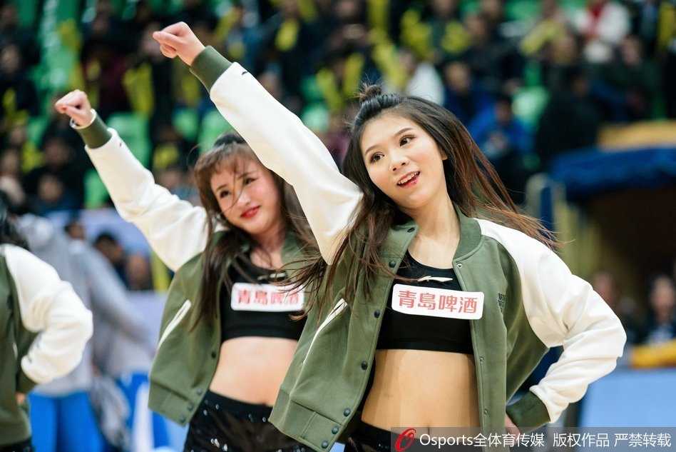 热力绽放与绝杀时刻:回顾川军主场那些耀眼的篮球宝贝 在比赛暂停间隙,三位篮球宝贝摆出充满活力的造型,她们的笑容极具感染力,仿佛在告诉紧张的球迷们,放松心态,享受比赛。