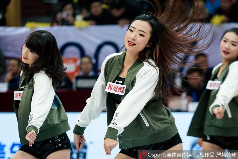 热力绽放与绝杀时刻:回顾川军主场那些耀眼的篮球宝贝 镜头拉近,一位领舞的篮球宝贝正随着动感音乐尽情舞动,她手中的彩球划出优美弧线,专注而自信的神情彰显着职业拉拉队员的魅力。