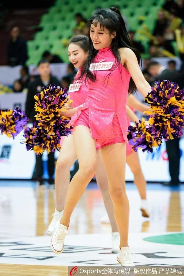 热力绽放与绝杀时刻:回顾川军主场那些耀眼的篮球宝贝 特写镜头中,一位篮球宝贝手持彩球,眼神坚定地看向前方,精致的妆容和闪耀的服饰让她在球场灯光下格外夺目。