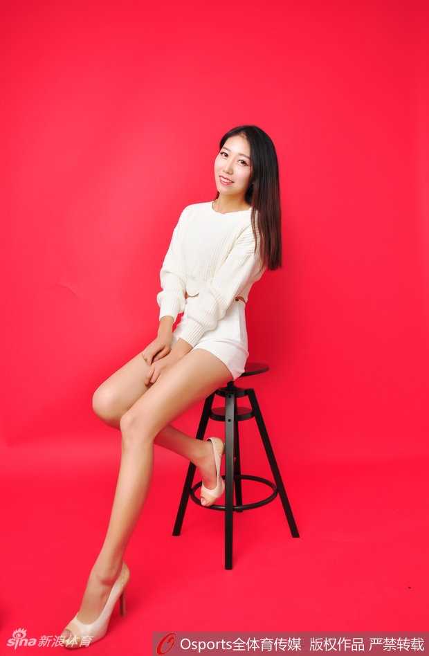 热舞燃情,不负热爱:探寻山东男篮炫舞团啦啦队的台前幕后 身着亮丽表演服的队员回眸一笑,动感的舞台装与她灿烂的笑容相得益彰,尽显青春活力