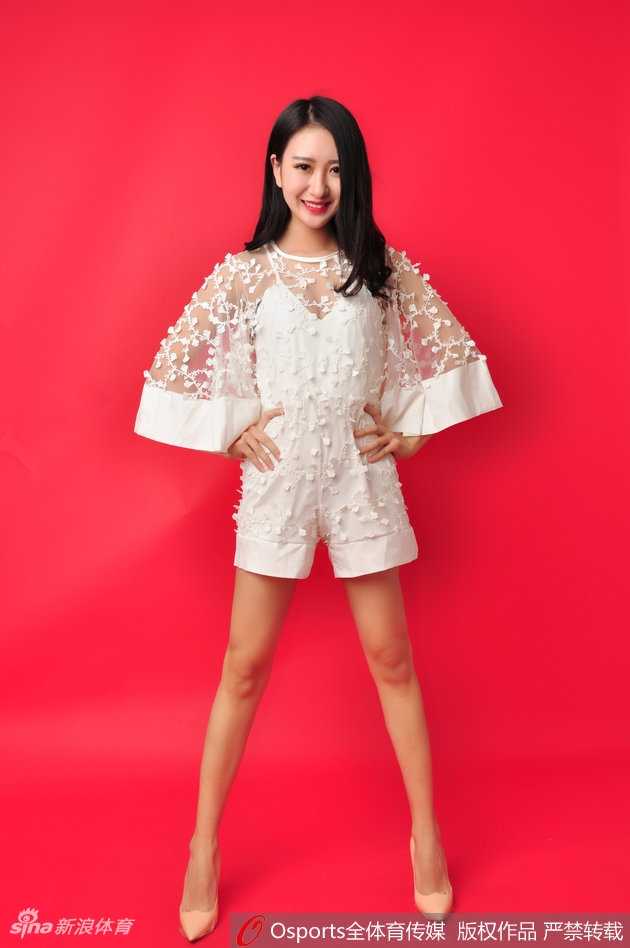 热舞燃情,不负热爱:探寻山东男篮炫舞团啦啦队的台前幕后 山东炫舞团成员在训练间隙合影,姑娘们笑容灿烂,姐妹情深,展现出团队亲密无间的氛围