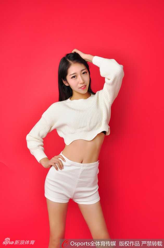 热舞燃情,不负热爱:探寻山东男篮炫舞团啦啦队的台前幕后 炫舞团成员眼神专注,飘逸长发在光影中勾勒出柔美轮廓,青春气息扑面而来