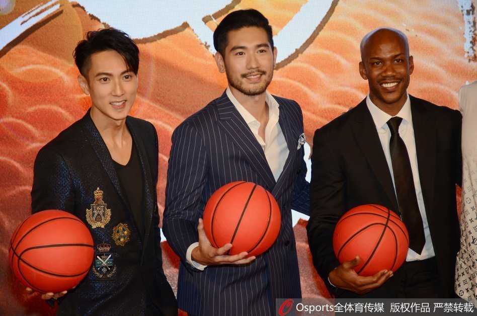 锦荣以‘比赛终结者’的姿态亮相，深邃的眼神中透露出杀手本能，仿佛在球场上时刻准备给对手致命一击。