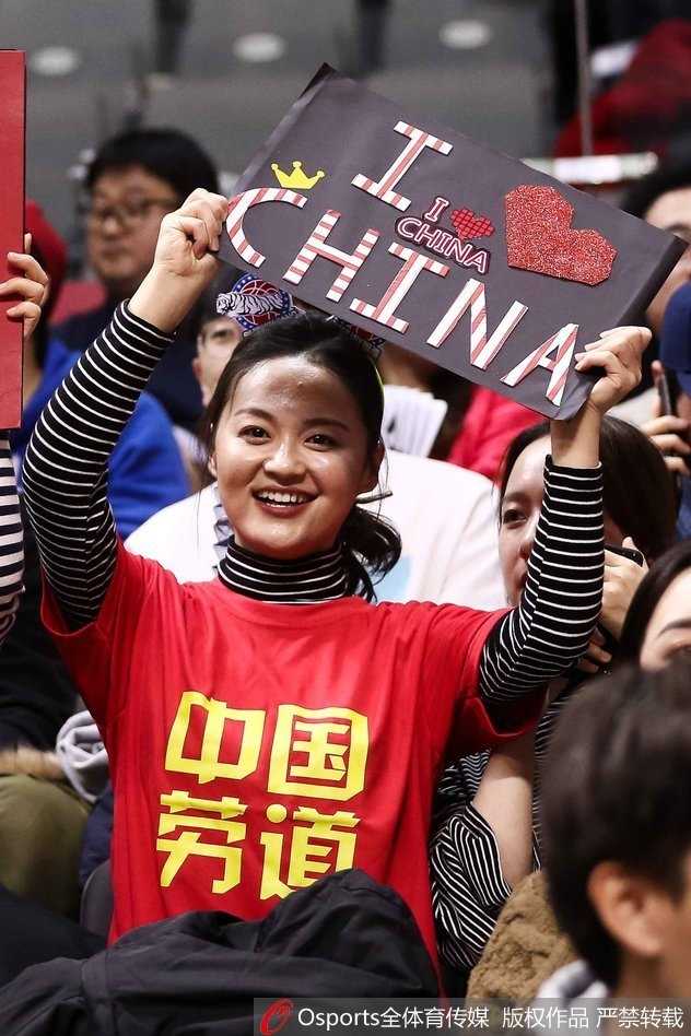 热血与颜值齐飞:篮球架下那道最美的风景线 赛场边的看台上,一位身穿应援服的女生回眸一笑,手中紧握着助威旗帜,身后是沸腾的人群,她的眼神明亮而坚定,仿佛在说:这一刻,我与球队同在。