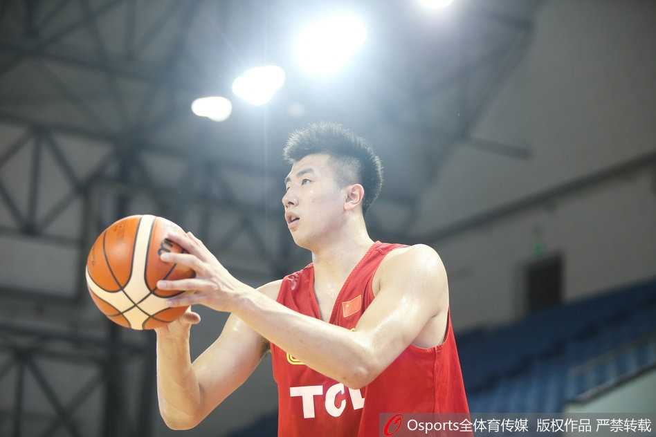 训练馆内灯光如昼，早早到场的主帅李楠双手抱胸，目光如炬地盯着场上的一举一动，助理教练戈尔则在一旁认真记录，两人身后的背景板上，中伊对抗赛的字样格外醒目。