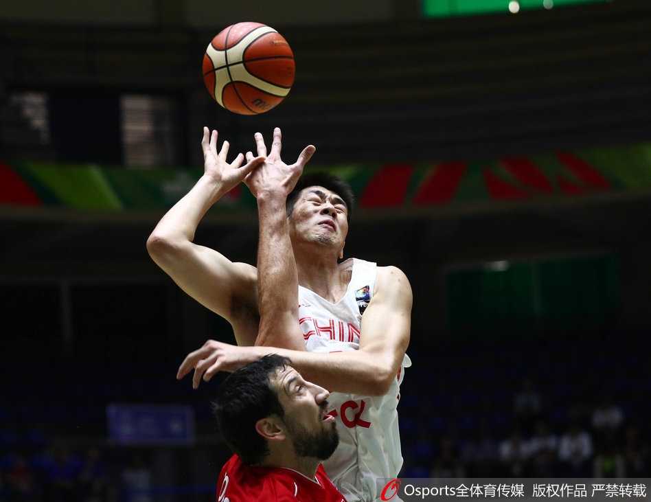 热血末节大翻盘 男篮蓝队力克叙利亚闯进八强 韩德君在拥挤的内线高高跃起强势摘板,面对包夹毫无惧色,用强壮的身体为中国队撑起内线屏障。