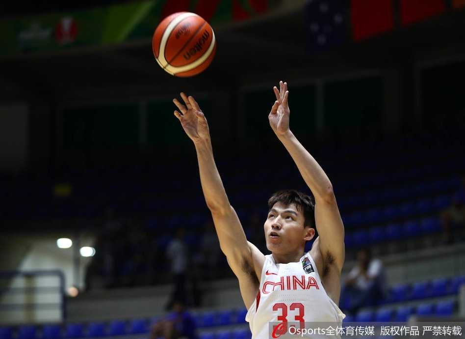 热血末节大翻盘 男篮蓝队力克叙利亚闯进八强 任骏飞在底角稳稳出手三分,篮球空心入网,这一球帮助中国队在末节首次实现反超,全场沸腾。