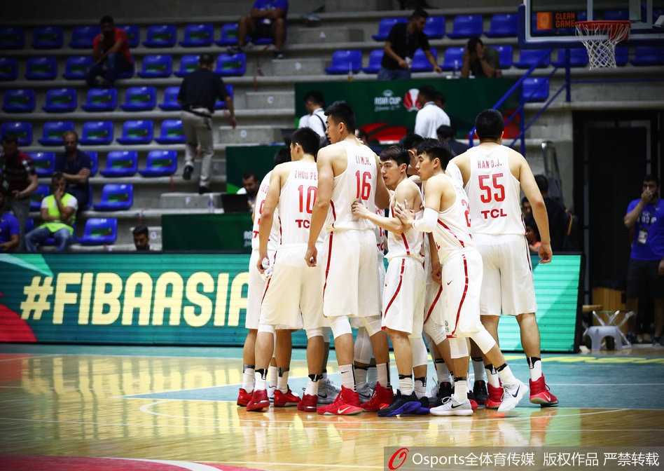 热血末节大翻盘 男篮蓝队力克叙利亚闯进八强 队长周鹏在底角坚定出手,篮球划破黎巴嫩夜空,压哨三分命中瞬间点燃替补席激情。