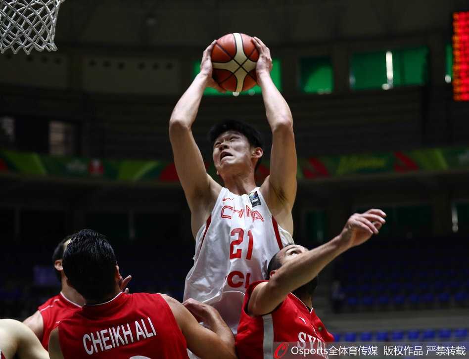 热血末节大翻盘 男篮蓝队力克叙利亚闯进八强 终场哨响一刻,中国男篮球员们激动地拥抱在一起,庆祝这场来之不易的十五分惊天大逆转胜利。