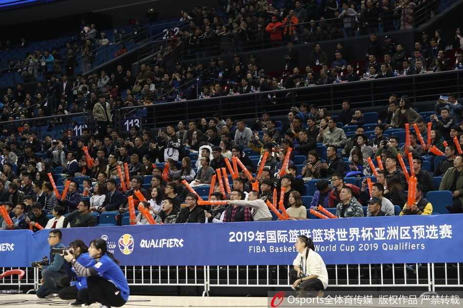 热血染红韩国客场,男篮世预赛球迷燃情助威谱写战歌 白发苍苍的老球迷身披国旗,握紧拳头仰天长啸,岁月刻下的皱纹在这一刻因热血而舒展