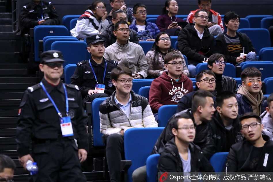 热血染红韩国客场,男篮世预赛球迷燃情助威谱写战歌 客场看台上一小片红色方阵格外醒目,中国球迷挥舞着五星红旗,在满场韩国观众的白色海洋中倔强挺立