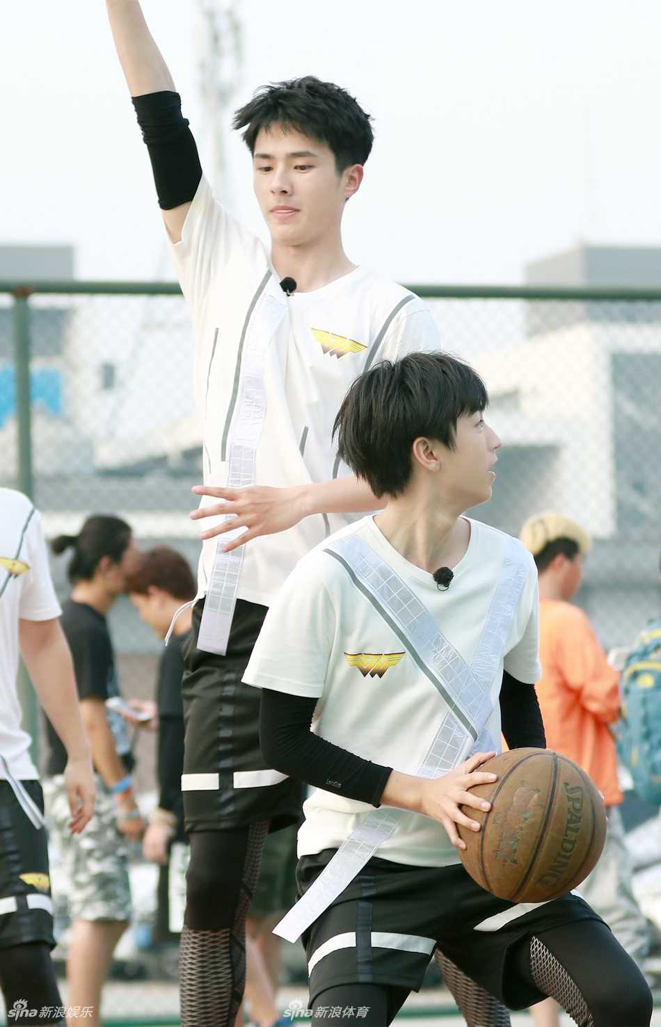 刘昊然眼神专注犹如猎豹，张开双臂对王俊凯实施铜墙铁壁般的贴身防守