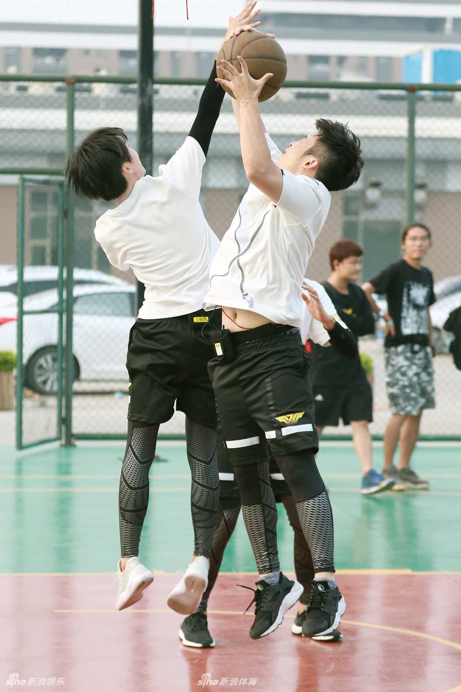 董子健三分线外干拔跳投，篮球脱手瞬间划破空气，王大陆伸手封堵为时已晚