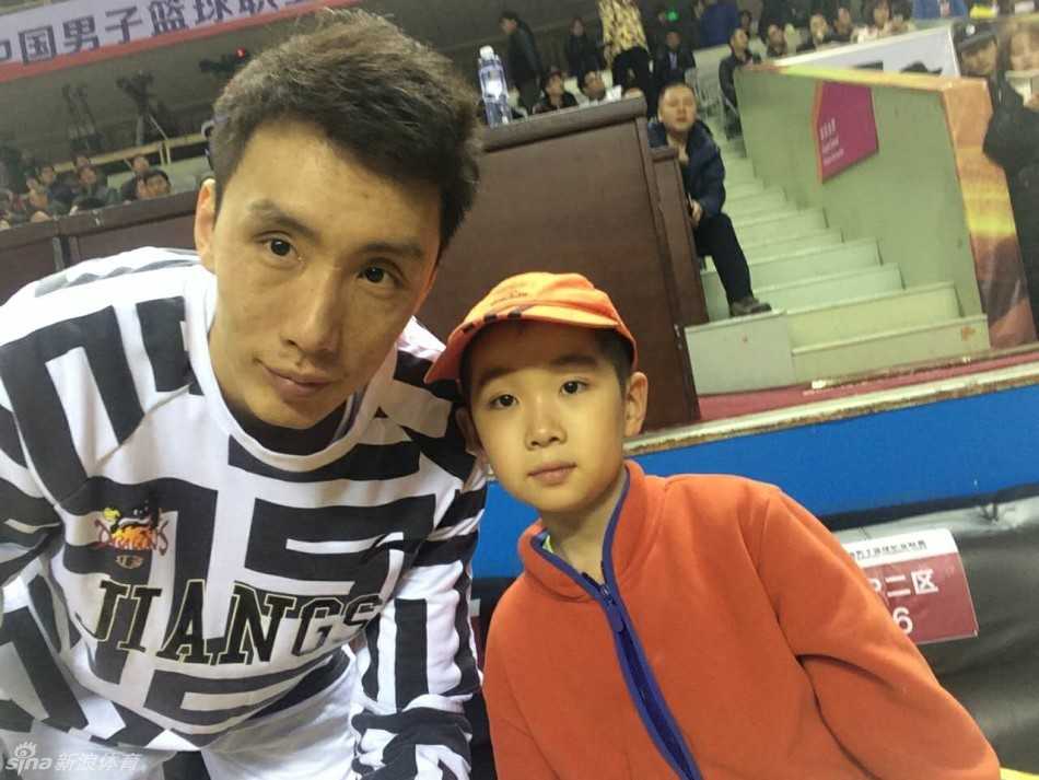 热血汇聚五台山,爱心温暖小轩轩 江苏肯帝亚啦啦队的姑娘们身着洁白的护士服,手持花球,在球场中央跳起激情四射的舞蹈,用创意表演向医护人员和献血者致敬。