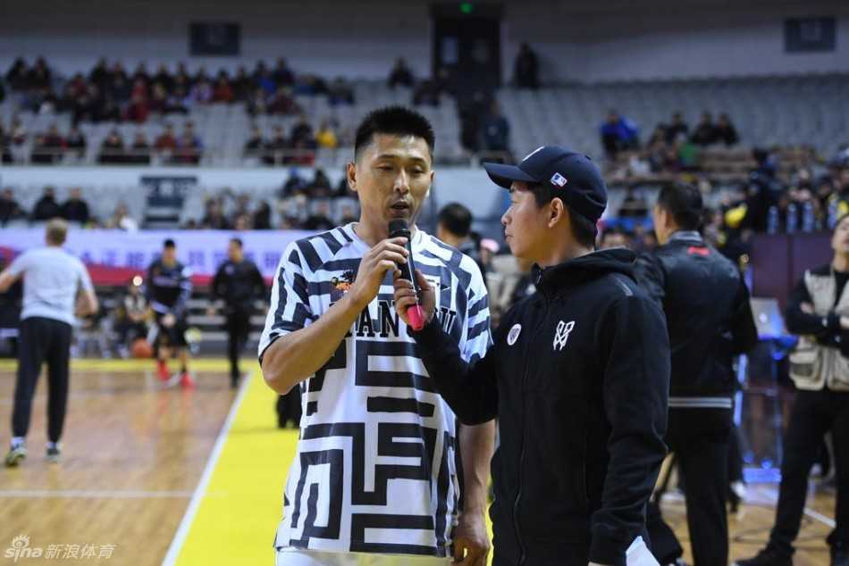 热血汇聚五台山,爱心温暖小轩轩 肯帝亚队长易立弯下腰,面带微笑地与坐在椅子上的小男孩轩轩亲切互动,轩轩穿着特制的小球衣,眼神中充满期待与喜悦。