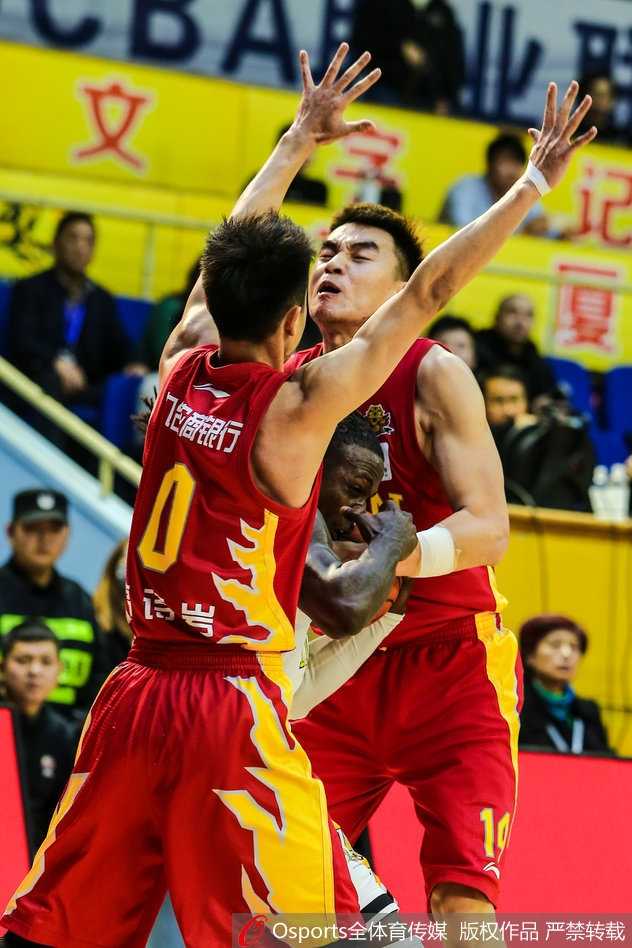 吴前迎着防守人，在三分线外一米远的地方干拔跳投，皮球划过一道完美弧线直坠网窝。