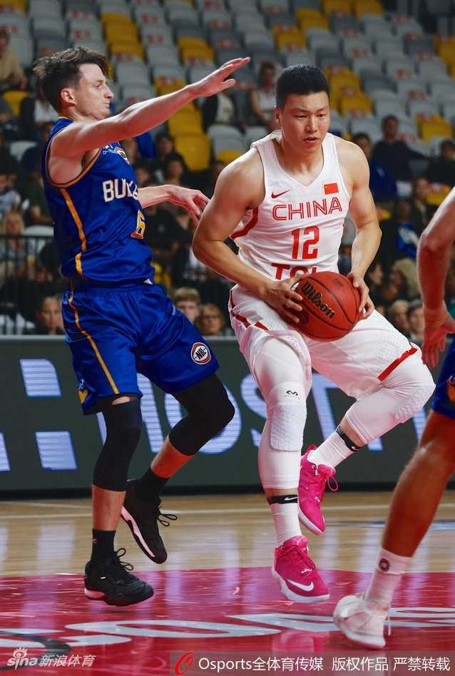 热血澳洲行:韩德君内线擎天,男篮蓝队惜败子弹队 胡金秋在长人丛中高高跃起,于空中展开惊险较量,用指尖改变篮球轨迹。