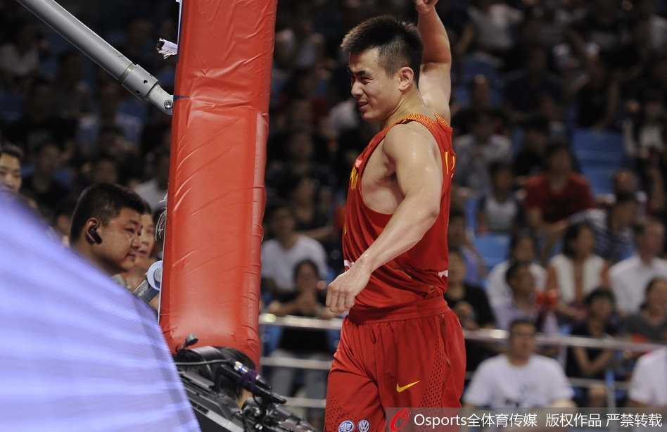 可惜事与愿违，篮球在篮筐上弹了一下后滚筐而出，赵继伟落地瞬间表情骤变，从满怀期待转为难以置信的惊愕与失落。