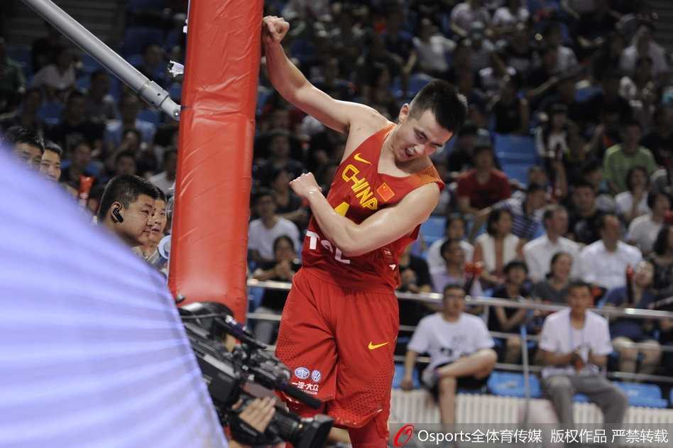 拳击之后，情绪仍未平复的赵继伟紧接着又抬起腿，狠狠地踢在护垫上，仿佛要将所有的懊恼与不甘都通过这一踢彻底释放。