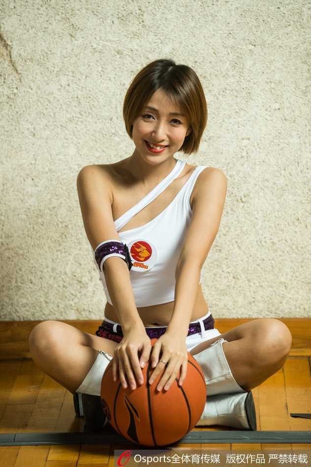 镜头下，两名篮球宝贝在背景板前亲密相依，笑容甜美，宛如赛场边的精灵闺蜜。