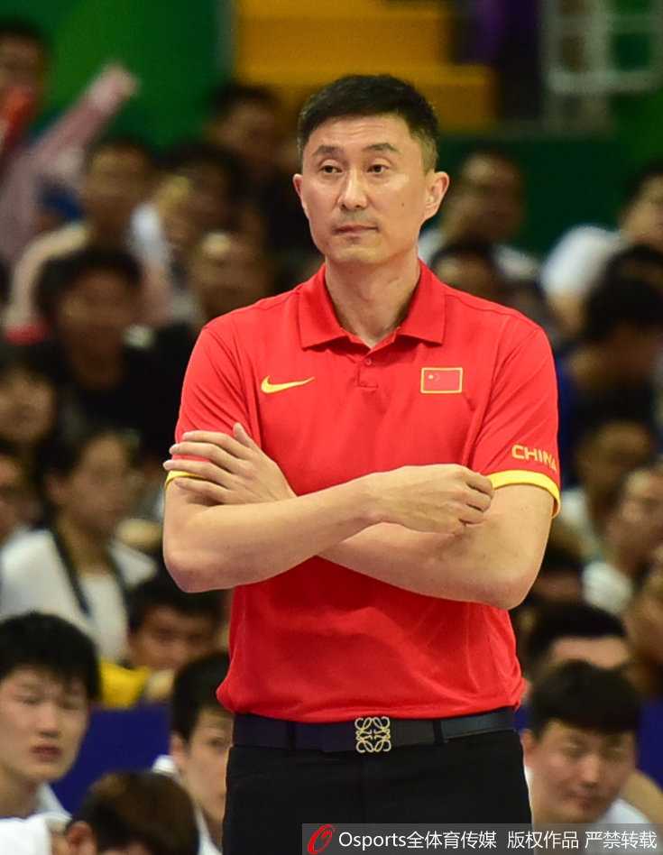 热血蓝队:那些年我们一起拼过的夏日战役 场边的杜锋指导神情专注,他一手战术板一手握拳,正在大声向场上队员传达最新的战术指令,眼神充满期待。