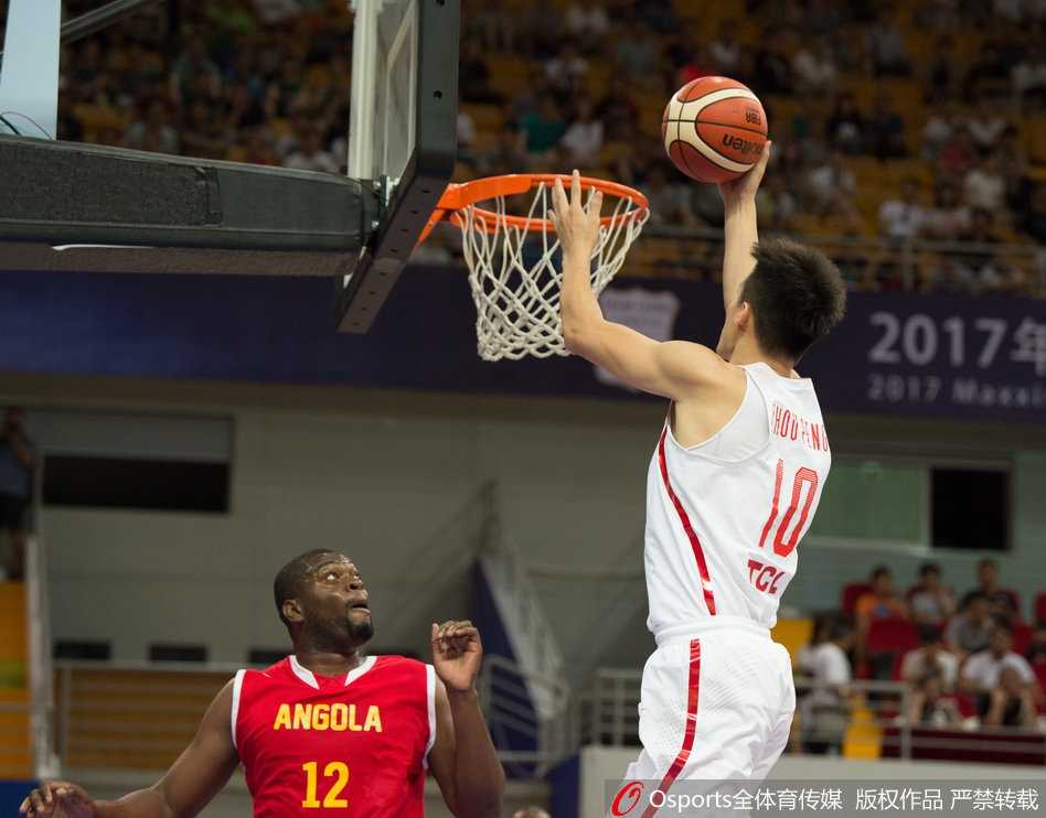 热血蓝队:那些年我们一起拼过的夏日战役 一次成功的防守后,队长周鹏主动伸出手与年轻队友击掌,两人脸上写满了专注与坚定,用这样的方式互相打气。