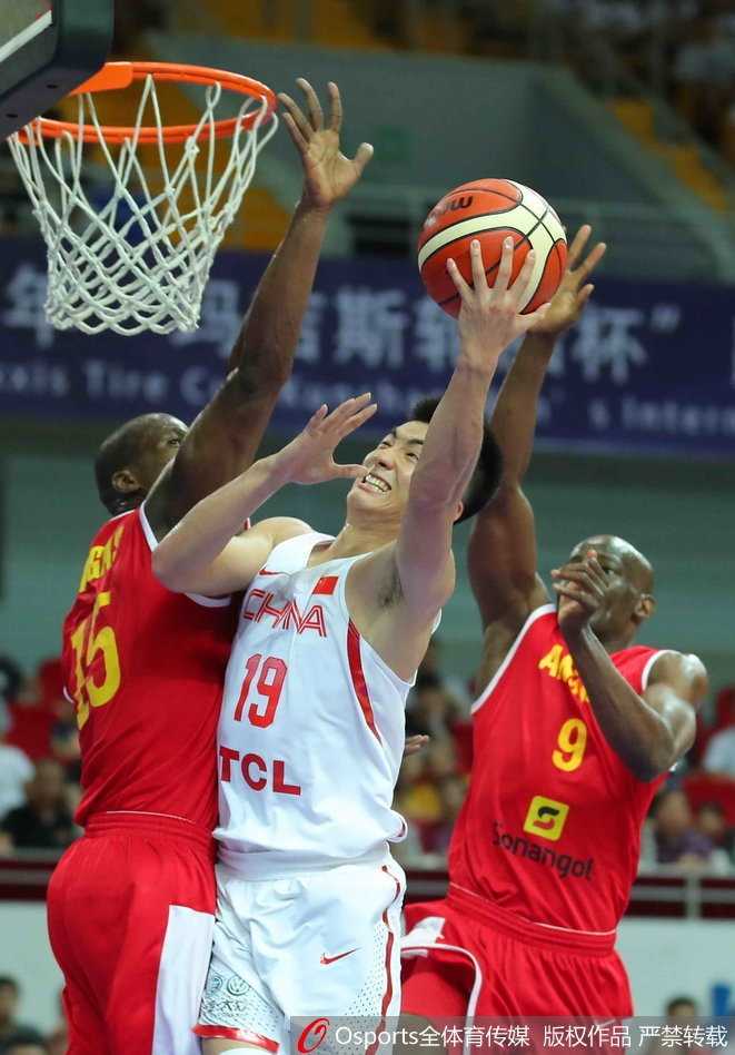 热血蓝队:那些年我们一起拼过的夏日战役 郭艾伦运球快速推进发动反击,他压低重心,眼睛观察着前方的防守站位和队友的跑动路线,随时准备加速过人。