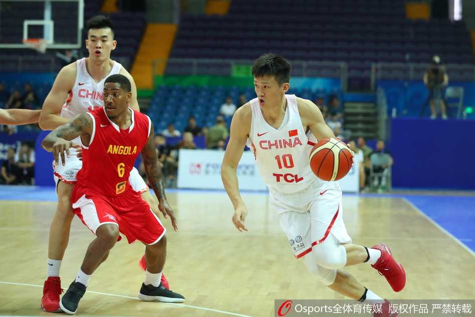 热血蓝队:那些年我们一起拼过的夏日战役 韩德君在重重包围下强起投篮,对方两名球员的手臂像树枝一样缠绕在他身上,但他依然凭借强大的核心力量将球举过头顶。