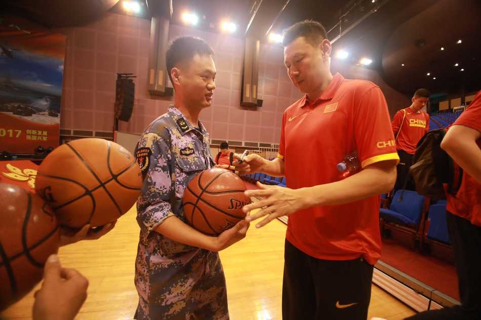 友谊赛后，双方队员的手紧紧握在一起，脸上洋溢着真诚的笑容。比分已经不再重要，此刻，体育精神与军人风骨在击掌与拥抱中完美融合。