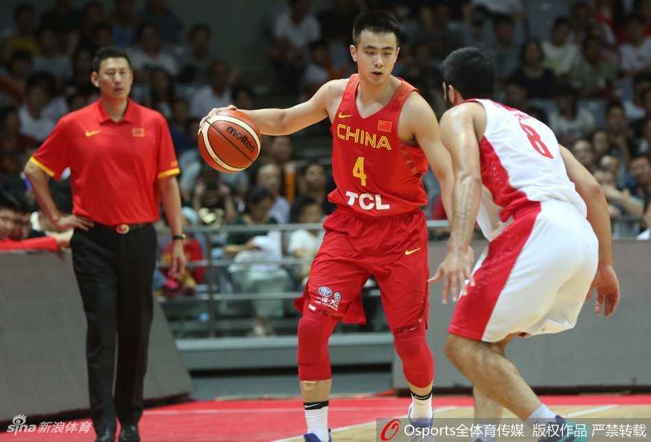 赵继伟冷静地观察着场上局势，双手娴熟地运球，犹如赛场上的指挥官，试图撕开伊朗队的防线。